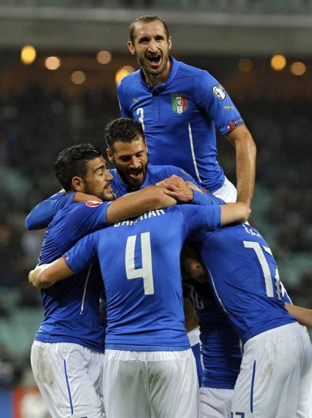 L&#39;Italia festeggia il terzo gol, firmato Darmian. Epa